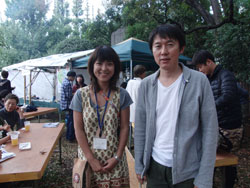 写真：青山商店会連合会の市川さんと、リコーCSR室の伏見さん（ビオトープ・ワークショップの会場にて）