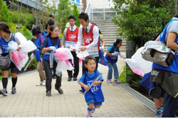 写真：審判員による協議の様子