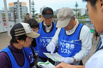 写真：チームメンバーの作戦会議の様子