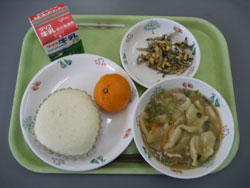 写真：給食のプレート