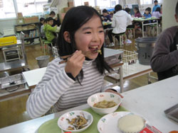 写真：給食を食べる児童