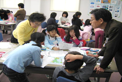 写真：親も子もいっしょになって学習
