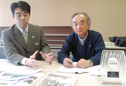 写真：市民環境会議座長の石川勝一さん（向かって右側）と、市長の馬場一彦さん（同左）