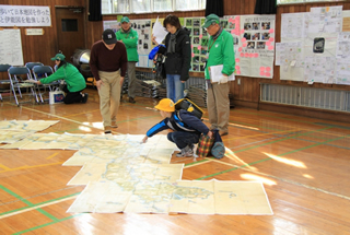 写真：伊能地図を並べてのウォーキングワークショップ