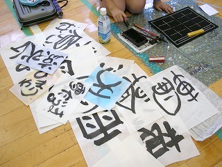 写真：さまざまな表情の雨をイメージして書く、「雨」の書の授業。