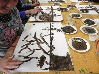 写真：「土で絵を描く」授業