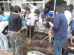 写真：年度はじめの土づくりの作業