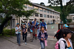 写真：小宮小から上流に向かって、出発。