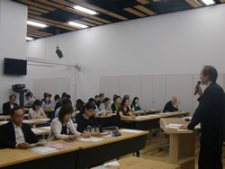 【写真】mecc総会の様子（2011年6月7日、港区エコプラザにて）。