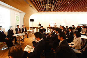 【写真】「企業と環境展」（会場：六本木ヒルズ）の様子。来場者には、meccの活動の一環として育てた有機無農薬の「mecc米」をプレゼント。