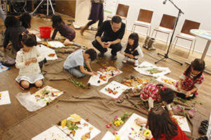 【写真】「企業と環境展」（会場：六本木ヒルズ）の様子。来場者には、meccの活動の一環として育てた有機無農薬の「mecc米」をプレゼント。