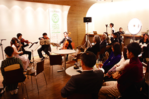 【写真】「企業と環境展」（会場：六本木ヒルズ）の様子。来場者には、meccの活動の一環として育てた有機無農薬の「mecc米」をプレゼント。