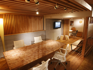 【写真】「企業と環境展2011」の会場内に展示された「森のオフィス」。フローリング、家具、壁材に飛騨の杉を使っている。