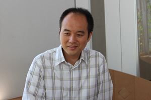 【写真】話を伺った、事務局長の嵯峨さん（左）、区担当者の若杉さんと北野澤さん（右）