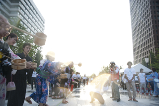 行幸通り広場で実施した、打ち水プロジェクトのキックオフイベント（池田晶紀氏、後藤武浩(ゆかい)氏提供）