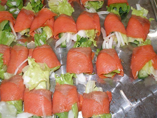 ゴーヤの実を料理して、収穫の喜びを分かち合う収穫祭。