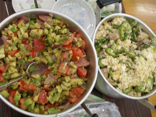 ゴーヤの実を料理して、収穫の喜びを分かち合う収穫祭。