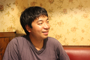 駅前通りで店を出す、菊池英孝さん（左）と吉田健志さん（右）