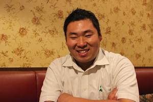 駅前通りで店を出す、菊池英孝さん（左）と吉田健志さん（右）