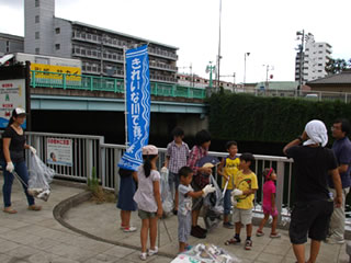 川沿いの清掃活動