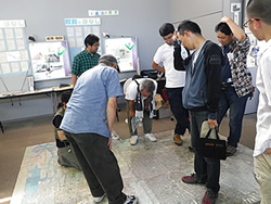 川の資料館の見学。目黒川流域を床地図で確認中です