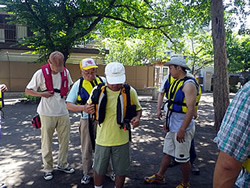 屋外での講習会。この日は外部講師をお呼びして様々な救助法を学びました