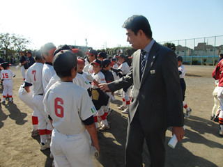 市立本村小学校の校庭で開催された開会式のあと、子どもたちを激励する馬場一彦東久留米市長
