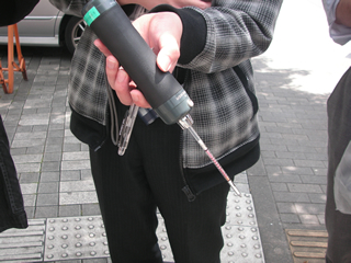 最初に使っていた、検知管式のCO2計測器。先端にガラス管を取り付け、検体を吸い込み、色の変化で目盛りを読む（2011年5月14日）