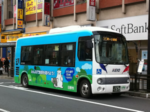 日野市内を走るラッピングバス。路線も都度入れ替えて、いろんな人の目に付くようにしているという。