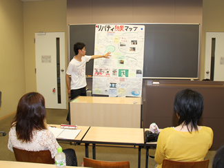 お世話になった学内外の関係者をお呼びして開催した、防災マップ作成の発表会（2012年8月6日、リバティタワーの教室にて）