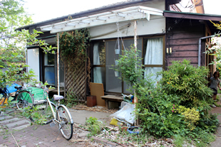 『みんな畑』の奥にある平屋の一軒家。これが現在、居場所活動の拠点となっている『畑の家』だ。