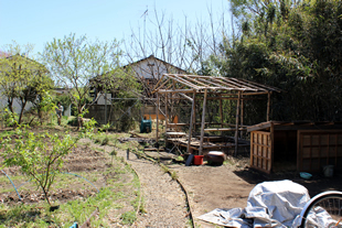 板を埋め込み、砂利を敷いて整備した、境界線となる道。農作業に使う畑部分（道の左側）と自由に過ごせる溜まり場（同右側）とを区分けする。