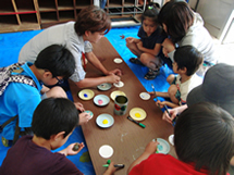 児童玄関での名札づくり