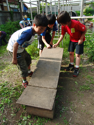 エコクラブ活動のときも、作業そっちのけで自由に遊び出す子どもたち。