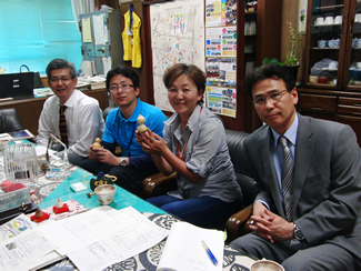 お話を伺った、（写真奥から）校長先生の田邉泰典さん、PTA会長の岸元孝之さん、エコクラブリーダーの齋藤千秋さん、副校長先生の束田嘉一朗さん。