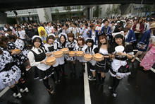 2005年の打ち水当日の様子。初年度の約4倍に当たる800人の参加者が集まった。（NPO法人リコリタ提供）