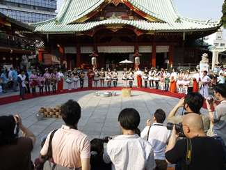 神田明神の境内で実施した、2008年の打ち水。（NPO法人リコリタ提供）