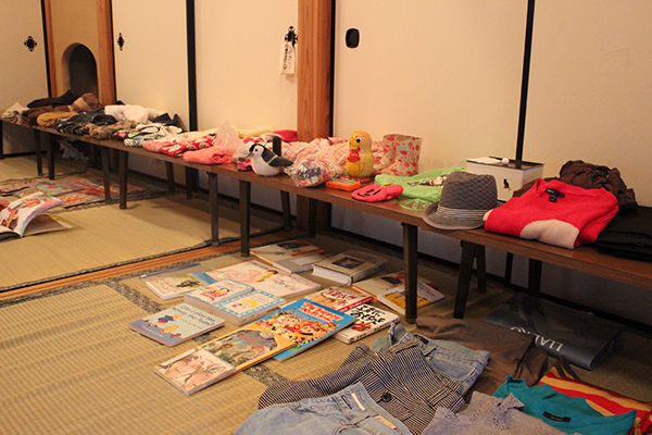 光源寺・蓮華堂を借りて開催している『ぐるぐる交換市』。畳敷きの部屋の中で、次の使い手を待つ品々が所狭しと並ぶ。