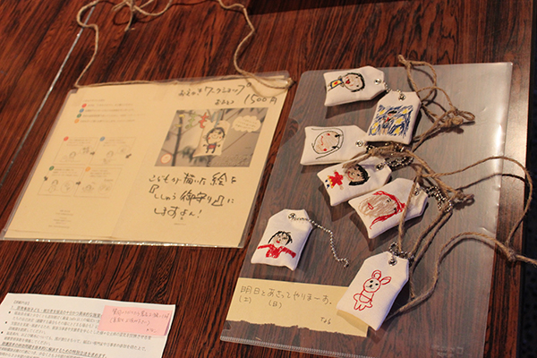 受付に置かれたカンパ箱（丸い箱）。人が集まる場という特性を生かして、毎回、宣伝したいことのチラシや署名簿などを持ち寄る人も少なくはない。