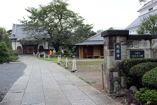 光源寺の境内にはちょっとした公園も併設されている。壁に囲まれたお寺の境内だから、子どもを連れて過ごすには安心な環境だ。これほど地域に開かれたお寺は、谷根千地域でもそうはないと相浦さんは言う。