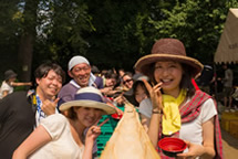 竹を割った樋（とい）で、流しそうめん。（写真提供：つながってミール）