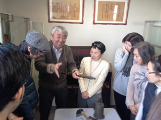 今年の“遠足”は、明治時代から園芸用具をつくり続けている、杉井先生ご用達の園芸刃物店を訪問。