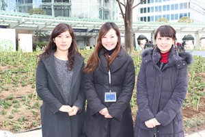お話を伺った、タウンマネジメント事業部で六本木ヒルズエリアを担当している秋葉千恵さん（中央）と、広報室の田澤由梨さん（左）および徐桑安さん（右）。
