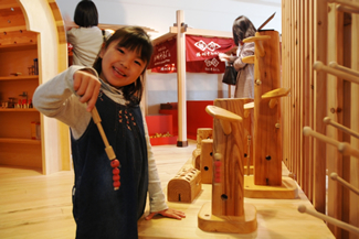 木をふんだんに使った『おもちゃのもり』。