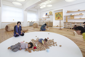 0～2歳児限定の『赤ちゃん木育ひろば』。独特の肌触りと形状が特徴的なスギ材のおもちゃや遊具が並ぶ。
