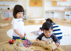 0～2歳児限定の『赤ちゃん木育ひろば』。独特の肌触りと形状が特徴的なスギ材のおもちゃや遊具が並ぶ。
