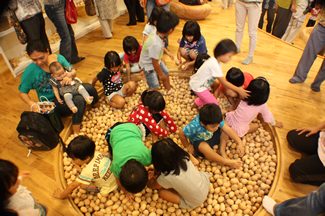 2013年11月にオープンした『やんばる森のおもちゃ美術館』。右は、国頭村のウッドスタート寄贈式の様子。