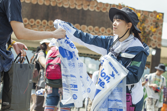 イベントごとのオリジナルのごみ袋。フジロックのごみ袋は、前年度に集めたペットボトルをリサイクルして作られたものだ。紙コップも、トイレットペーパーにリサイクルされて次の年の会場で使われる。
