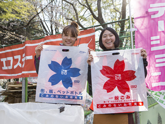 お花見ごみゼロの活動の様子。