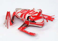 チョコレート菓子の赤い空き箱からできたカエル。シャープなラインと特徴を捉えた大胆なデフォルメが味わい深い作品だ。